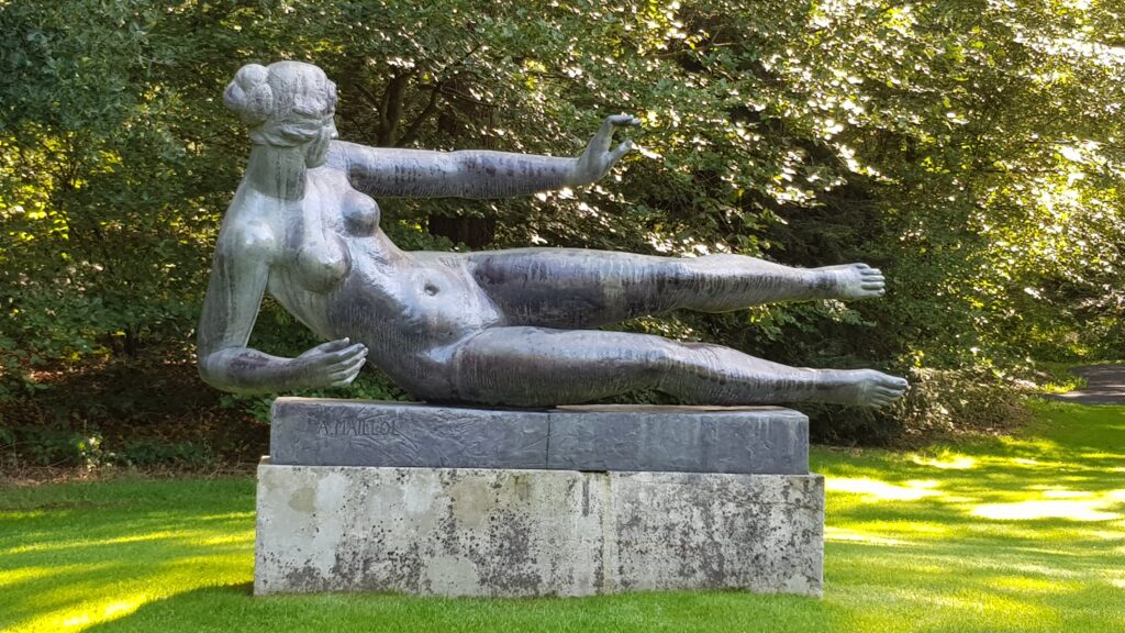 The backward-leaning woman, resting on her right hip, appears to balance between stillness and movement, as if she could be carried along by the wind at any moment. After his death, this nude was cast not only in bronze, but also in a lead alloy, which gives the sculpture an exceptionally light, soft surface.