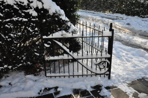 Sneeuw op het hek